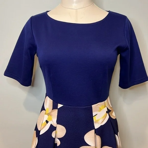 Women’s Fit and Flare Dress with Pockets - Picture 2 of 11